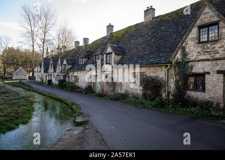 Arlington Row wurde ursprünglich im 14. Jahrhundert als Kloster wolle Store gebaut. Es war im 17. Jahrhundert in eine Reihe von Hütten Weber" umgewandelt. Stockfoto