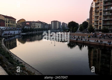 MAILAND, ITALIEN - 25. APRIL 2019 : die Menschen haben eine Pause an den neuen Docks Darsena bei Sonnenuntergang , in der Gegend von Navigli, während der Feierlichkeiten zum Tag der Befreiung in Stockfoto