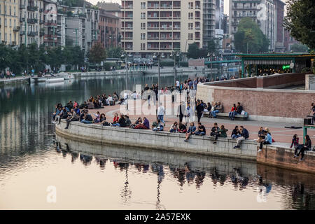 MAILAND, ITALIEN - 25. APRIL 2019 : die Menschen haben eine Pause an den neuen Docks von Darsena, in der Nähe von Navigli, während der Feierlichkeiten zum Befreiungstag in Italien. Stockfoto