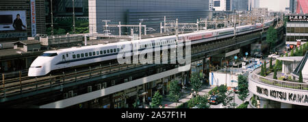 Serie 300 Shinkansen Zug am Bahnhof ankommen, Präfektur Tokio, Region Kanto, Honshu, Japan Stockfoto