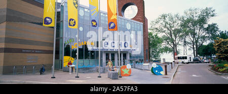 Flaggen vor einem Gebäude, Echo Lake Aquarium und Science Center, Lake Champlain, Burlington, Vermont, USA Stockfoto