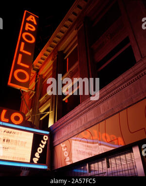 Low Angle View eines Theaters nachts beleuchtet, Apollo Theater, Harlem, Manhattan, New York City, New York State, USA Stockfoto