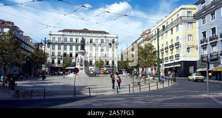 Gebäude zu einem stadtplatz Praça Luis De Camões, Chiado, Lissabon, Portugal Stockfoto