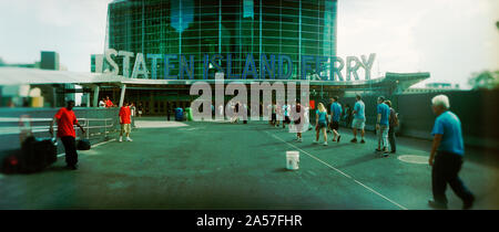 Die pendler vor dem Ferry Terminal, Staten Island Ferry, New York City, New York State, USA Stockfoto