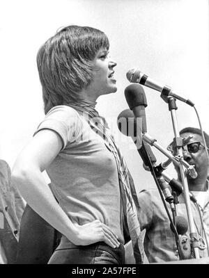 Washington, District of Columbia, USA. 9. Mai, 1970. Schauspielerin Jane Fonda wird so gezeigt, wie sie die geschätzten 100.000 Menschen, die die Anti-Kriegs-Rallye durch das Weiße Haus besucht gerichtet. Die Demonstration war im Allgemeinen nicht-gewalttätige Ausbrüche speichern für verstreut entlang der Pennsylvania Avenue in der Nähe des Justizministeriums in Washington, DC am 9. Mai 1970 Credit: Benjamin E.'' gen'' Forte/CNP/ZUMA Draht/Alamy leben Nachrichten Stockfoto