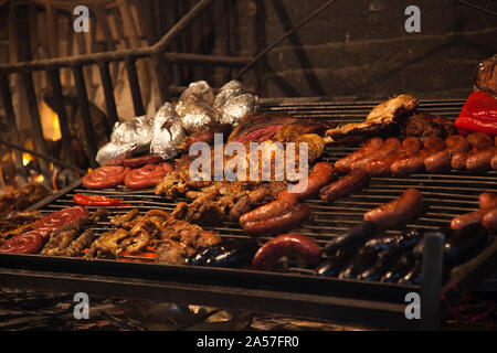 Würstchen auf dem Grill, Mercado del Puerto, Montevideo, Uruguay Stockfoto