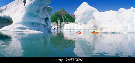 Kajakfahrer in den See, Bear Glacier Lake, Kenai Fjords National Park, Alaska, USA Stockfoto