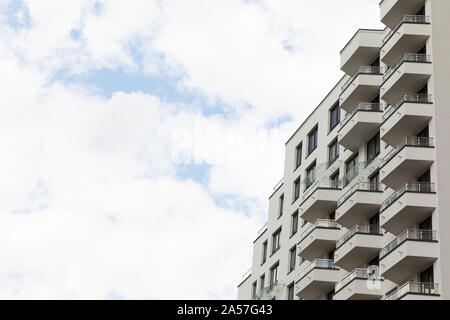 Fassade der neuen farbenfrohen modernes Wohnhaus Seitenansicht an einem sonnigen Tag closeup mit Himmel Hintergrund Stockfoto