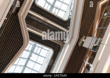 Unten, Blick diagonal von schwarzen und goldenen Fliesen- Halle mit großen Fenster in der Decke, Inneneinrichtung. Stockfoto
