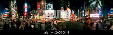 360 Grad Ansicht der Gebäude nachts beleuchtet, Times Square, Manhattan, New York City, New York State, USA Stockfoto