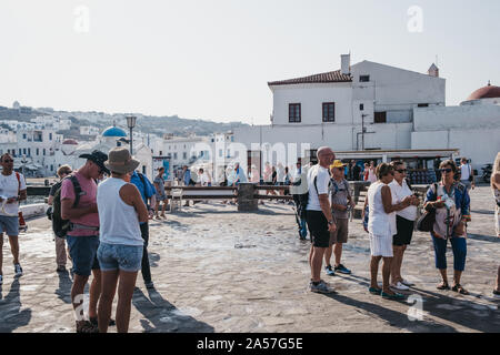 Mykonos Stadt, Griechenland - 20 September, 2019: Die Menschen warten auf Tour Boot im Neuen Hafen in Hora, auch bekannt als die Stadt Mykonos, der Hauptstadt der Insel und eine Stockfoto