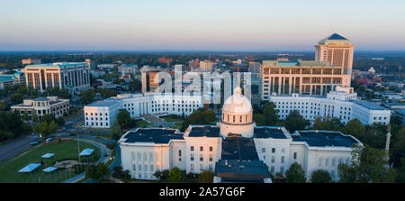 Goldenes Sonnenlicht erreicht den Horizont um die Hauptstadt statehouse in Montgomery Alabama angezeigt Stockfoto