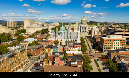 Am frühen Morgen Licht trifft die Gebäude und Downtown City center Bereich in Pennsylvania State Capital in Harrisburg Stockfoto