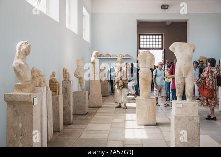 Delos, Griechenland - 20 September, 2019: Statuen in das Archäologische Museum von Delos, ein Museum auf der historischen Insel Delos in der südlichen Ägäis, Stockfoto