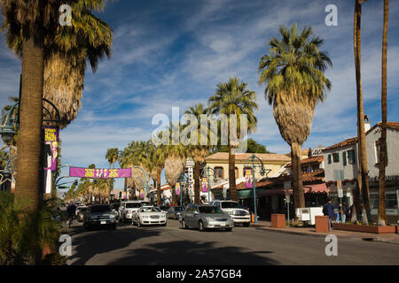 Der Verkehr auf der Straße mit Palmen am Straßenrand, South Palm Canyon Drive, Palm Springs, Riverside County, Kalifornien, USA Stockfoto