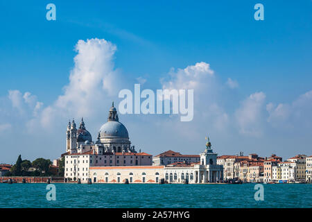 Blick auf die Kirche Santa Maria della Salute in Venedig, Italien. Stockfoto