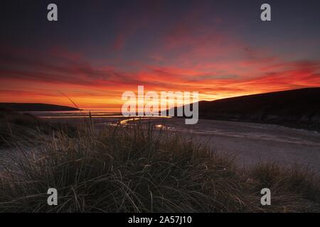 Majestätischer Sonnenuntergang über dem Feld in Crantock Bay, Cornwall, Großbritannien Stockfoto