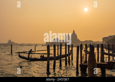 Blick auf die Kirche Santa Maria della Salute in Venedig, Italien. Stockfoto