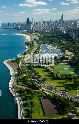 Luftaufnahme der Stadt, Lake Shore Drive, Lake Michigan, Chicago, Cook County, Illinois, USA Stockfoto