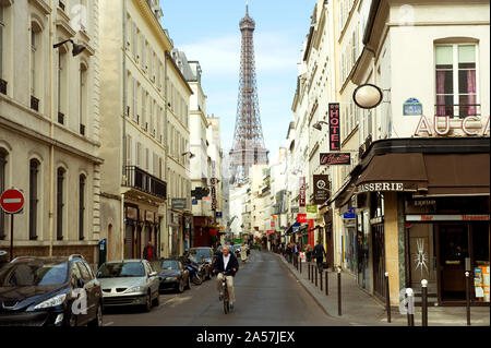 Gebäude in einer Stadt mit einem Turm im Hintergrund, Eiffelturm, Paris, Ile-de-France, Frankreich Stockfoto