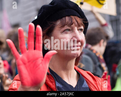 Whitehall, London, UK. 18. Oktober 2019. Umweltaktivisten Aussterben Rebellion, Rebellion, Familien und junge Kinder Protest entlang Whitehall vor den Toren von Downing Street zu erreichen. Aktivisten singen und ihre Hände, die bemalt sind rote Blutkörperchen zu symbolisieren. Die Demonstranten fordern entschlossenes Handeln der Regierung des Vereinigten Königreichs auf der globalen ökologischen Krise. Stockfoto