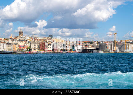 Ein Blick auf die alten Galata Turm, der Galata Brücke, den Bosporus und die Skyline von Istanbul, Türkei am Goldenen Horn. Stockfoto