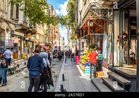 Einer belebten Straße im Stadtteil Galata Karakoy Istanbul Türkei mit Obst stehen, Geschäfte, Touristen, Türken und Straßenbau, in Istanbul, Türkei. Stockfoto