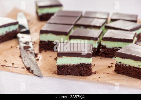 Hausgemachte Mint Chocolate Brownies auf einem Holz Hintergrund Stockfoto