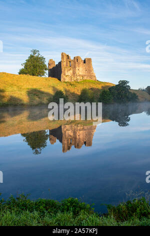 Morton Castle und Loch bei Sonnenaufgang in den Hügeln über Nithsdale, in Dumfries und Galloway, Scottish Borders, Schottland Stockfoto