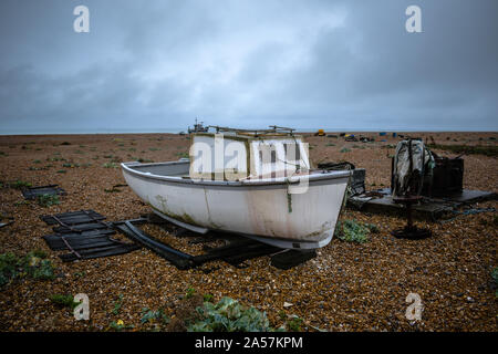 Altes Schiff auf der Landspitze Dungeness an der Küste von Kent, England Stockfoto