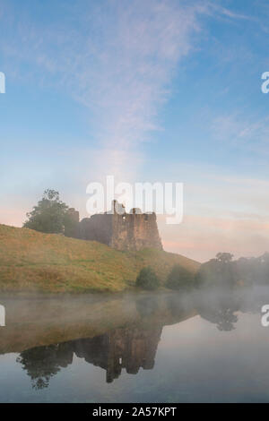 Morton Castle und Loch bei Sonnenaufgang in den Hügeln über Nithsdale, in Dumfries und Galloway, Scottish Borders, Schottland Stockfoto