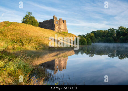 Morton Castle und Loch bei Sonnenaufgang in den Hügeln über Nithsdale, in Dumfries und Galloway, Scottish Borders, Schottland Stockfoto