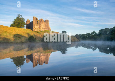 Morton Castle und Loch bei Sonnenaufgang in den Hügeln über Nithsdale, in Dumfries und Galloway, Scottish Borders, Schottland Stockfoto