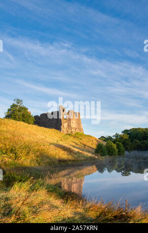 Morton Castle und Loch bei Sonnenaufgang in den Hügeln über Nithsdale, in Dumfries und Galloway, Scottish Borders, Schottland Stockfoto