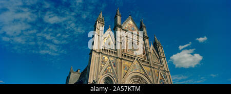 Low Angle View einer Kathedrale, Dom von Orvieto, Orvieto, Umbrien, Italien Stockfoto