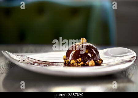 Französische mini Mousse Gebäck Dessert Schokolade Sahnehäubchen auf einem Teller. Dessert auf den Tisch im Restaurant. Nahaufnahme Stockfoto