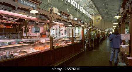 Menschen in einer Markthalle, Vanha Kauppahalli, Etelaranta, Helsinki, Finnland Stockfoto