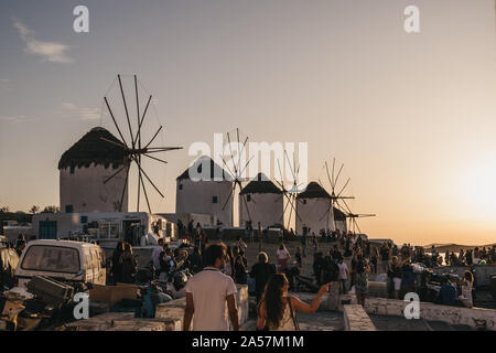 Mykonos, Griechenland - 23. September 2019: Menschen, die sich in der Nähe der Windmühlen Sonnenuntergang in Hora (Mykonos Stadt), die Hauptstadt der Insel zu beobachten und zu einer der Besten Stockfoto