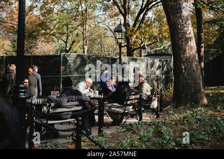 New York City, NY - 29. Oktober 2013: Gruppe Männer Schach spielen im Freien in einem Park im Herbst Stockfoto