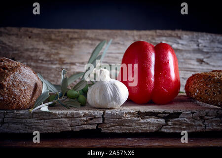 Rote Paprika in einem hölzernen Tisch. Gesunde Ernährung Stockfoto