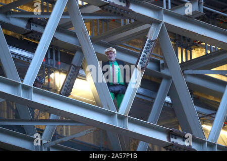 Aussterben Rebellion Demonstrant Ben Atkinson aus Rydal, in Cumbria, hält auf dem Gerüst umliegenden Elizabeth Tower, in dem sich Big Ben, die Houses of Parliament, Westminster, London. Stockfoto