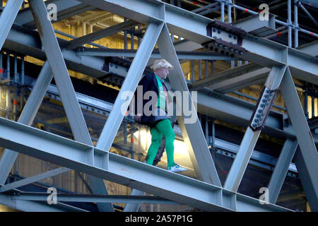 Aussterben Rebellion Demonstrant Ben Atkinson aus Rydal, in Cumbria, hält auf dem Gerüst umliegenden Elizabeth Tower, in dem sich Big Ben, die Houses of Parliament, Westminster, London. Stockfoto