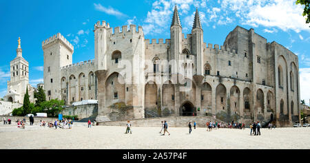 Leute, die vor einem Palast, Palais des Papes, Avignon, Vaucluse, Provence-Alpes-Cote d'Azur, Frankreich Stockfoto