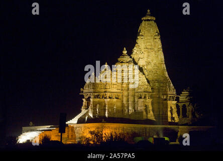 Tempel in einer Stadt, Khajuraho, Chhatarpur Bezirk, Madhya Pradesh, Indien Stockfoto