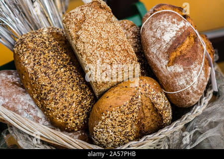 Korb mit Brot Stockfoto