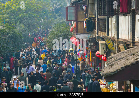 Antike Stadt Straße Markt mit Besuchern, Ciqikou, Chongqing, China gefüllt Stockfoto