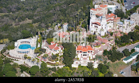 Luftaufnahme der Burg auf einem Hügel, Hearst Castle in San Simeon, San Luis Obispo County, Kalifornien, USA Stockfoto