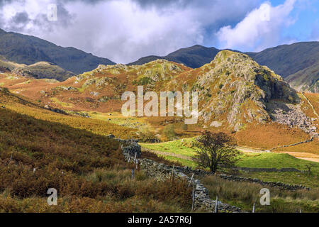 Die Fells unter Coniston Old Man in der Lake District National Park Übersicht Sonne und Schatten über ihre Flanken Stockfoto