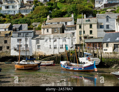 Freizeitaktivitäten segeln Boote ruhen auf Gezeiten Schlamm von Polperro Hafen. Cornwall, England, Großbritannien Stockfoto