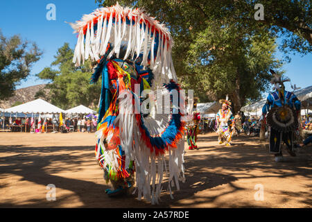 Powwow. Native American Schuhe und Details der Regalia hautnah. Chumasch Tag Powwow und Intertribal sammeln. Stockfoto